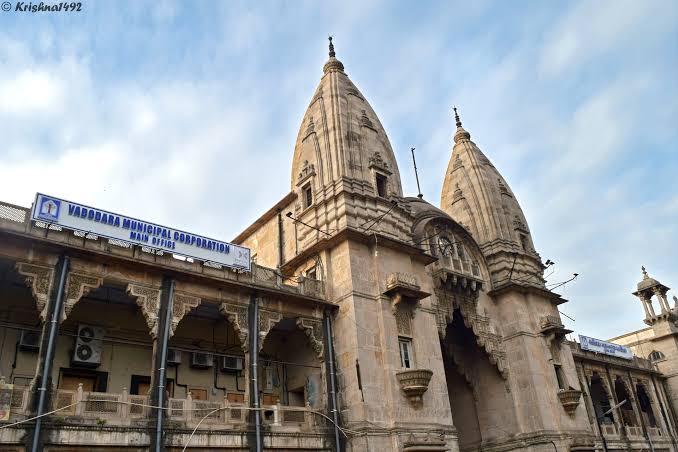 વિશ્વામિત્રીમાં કચરો ઠાલવનારાઓ પર તવાઈ