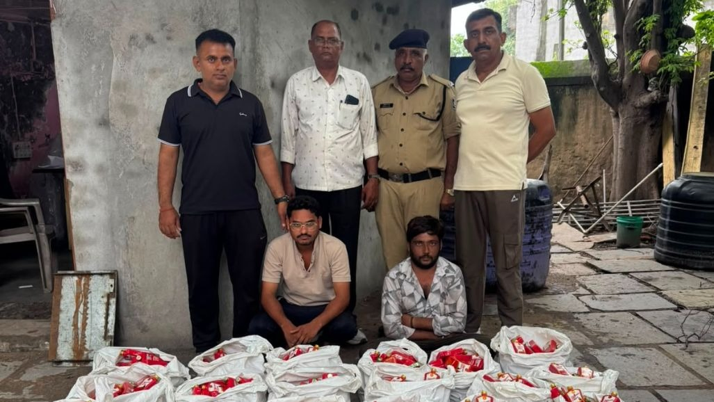 પોલીસના નાક નીચે વિદેશી દારૂનું કટિંગ ઝડપાયું, બેની ધરપકડ અને ચાર ફરાર