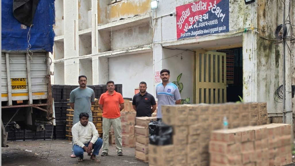 નામ ખુલતાં ખળભળાટ: ટ્રક ઝડપાઈ, નેતા ફરાર