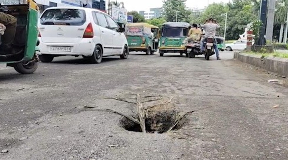 કામગીરીની પોલ ખૂલી : મુખ્ય માર્ગ પર ભૂવો પડ્યો