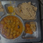 ભોજનમાંથી મરેલા વંદા નીકળતા વિદ્યાર્થીઓનો ભારે હોબાળો, શરૂ કર્યા ધરણા