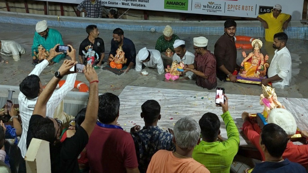યુવક મંડળોએ કૃત્રિમ કુંડ બનાવ્યા પૂજાપો ઉઘરાવ્યો આર્ટિફિશિયલ ફ્લાવર્સ બંધ કર્યા