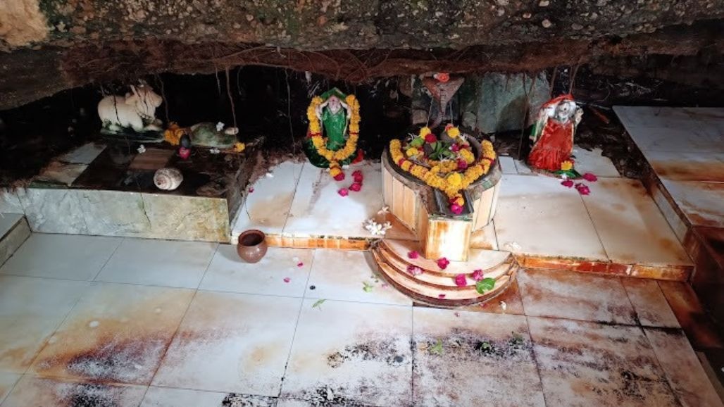 ‘ઝરિયા મહાદેવ’ પર થાય છે કુદરતી જળાભિષેક, વિજ્ઞાન પણ નથી ઉકેલી શક્યું રહસ્ય; જાણો ઇતિહાસ