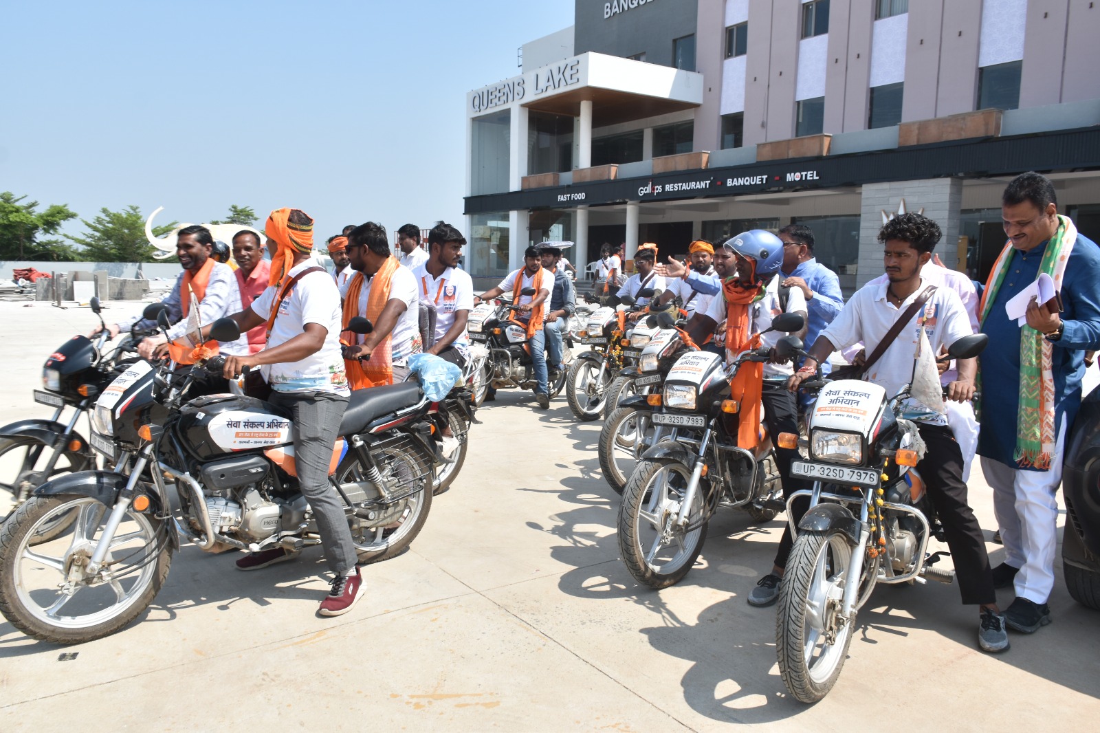 વારાણસીથી વડનગર સુધીની  બાઈક યાત્રાનું આદિજાતિ વિકાસ મંત્રીશ્રી પી.સી. બરંડાએ ઈડર ખાતે ઉષ્માભર્યું સ્વાગત કર્યું
