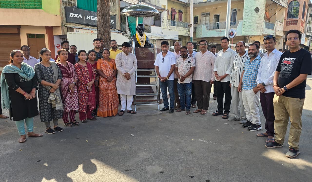 પેટલાદના ગાંધીચોક ખાતે રાષ્ટ્રપિતા મહાત્મા ગાંધીજીને ભાવભીની શ્રદ્ધાંજલિ આપતા રાજ્યમંત્રી શ્રી કમલેશભાઈ પટેલ