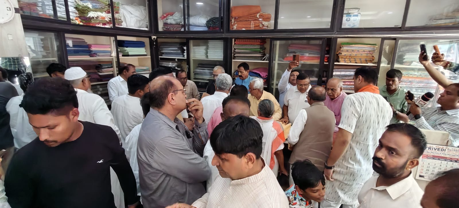 ગાંધી જયંતી નિમિત્તે આણંદ ખાદી ગ્રામ ઉદ્યોગ ભંડાર ખાતેથી મંત્રીશ્રી રમણભાઈ સોલંકી અને મંત્રી શ્રી કમલેશભાઈ પટેલ અને અગ્રણીઓએ ખાદીની ખરીદી કરી